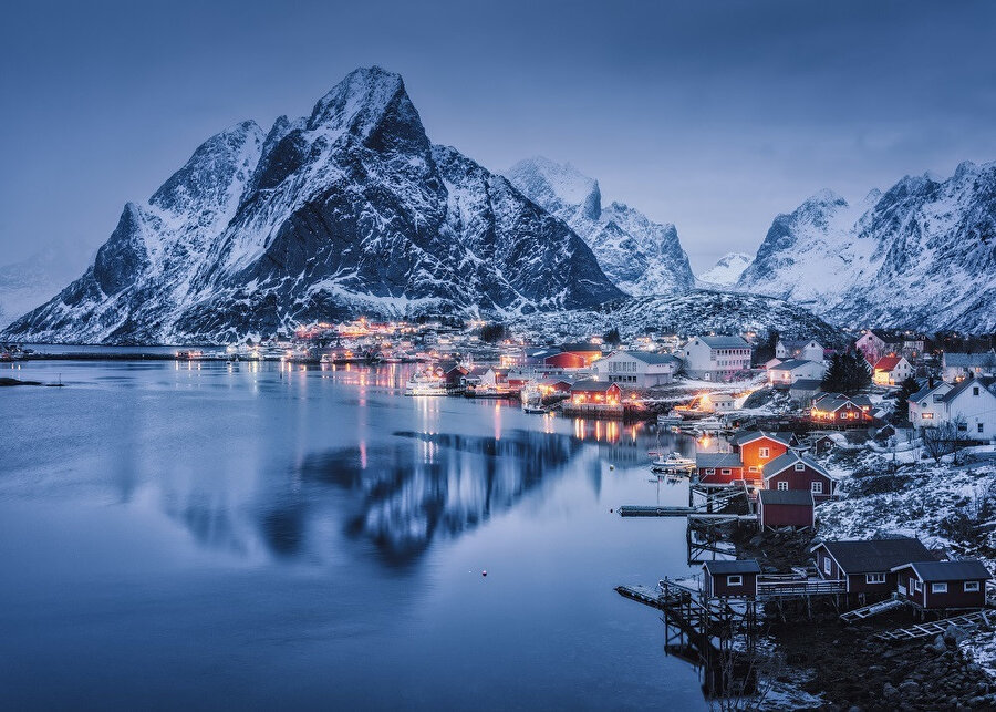 Reinebringen Dağı'ndan çekilen bir fotoğrafı, güzel manzarasıyla Norveç'i tanıtan broşürlerde sıkça kullanılır. 